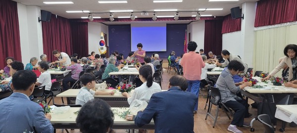▲ 양주시 ‘시니어를 위한 플라워 심리치료’ 진행 모습.