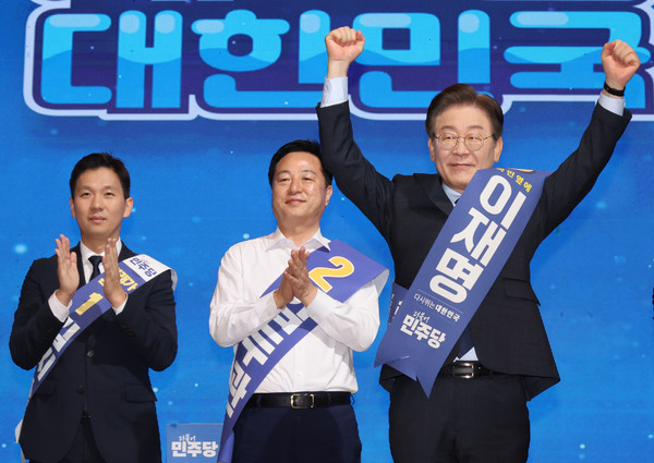 ▲ 두 손 번쩍 든 이재명 당 대표 후보. /뉴시스