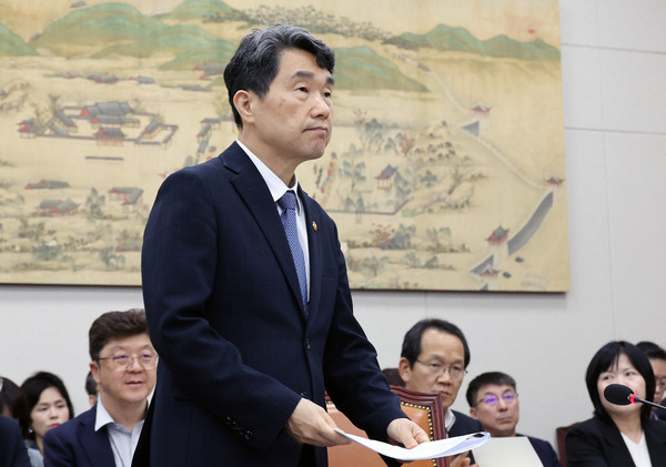 ▲ 이주호 사회부총리 겸 교육부 장관이 지난 12일 오전 서울 여의도 국회에서 열린 교육위원회 전체회의에서 업무보고를 마친 뒤 자리로 돌아가고 있다. /뉴시스