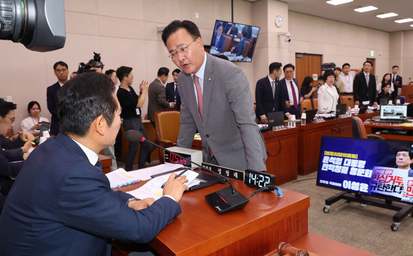 ▲ 유상범 국회 법사위 국민의힘 간사가 19일 오후 서울 여의도 국회에서 열린 법제사법위원회 윤석열 대통령 탄핵소추안 즉각 발의 요청에 관한 청원 관련 청문회에서 정청래 법사위원장에게 항의하고 있다. /뉴시스