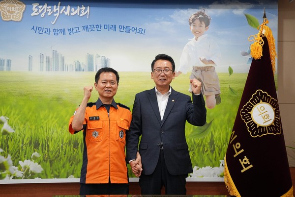 ▲ 평택시의회 강정구 의장, 김승남 송탄소방서장 접견 기념촬영.