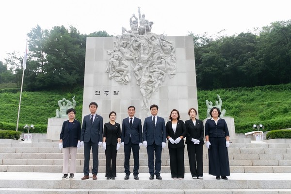 ▲ 현충탑 참배 참석자 단체사진.