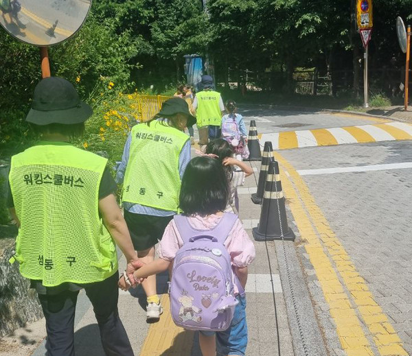 ▲ 성동구 워킹스쿨버스 교통안전지도사가 아이들의 등·하굣길을 동행하는 모습.