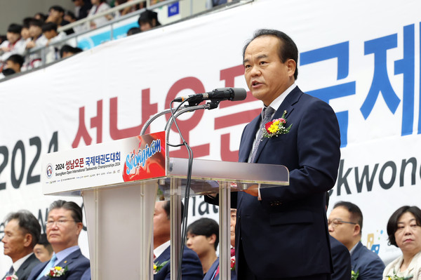 ▲ 태권도대회 참석해 축하의 말 전하는 이덕수 의장.