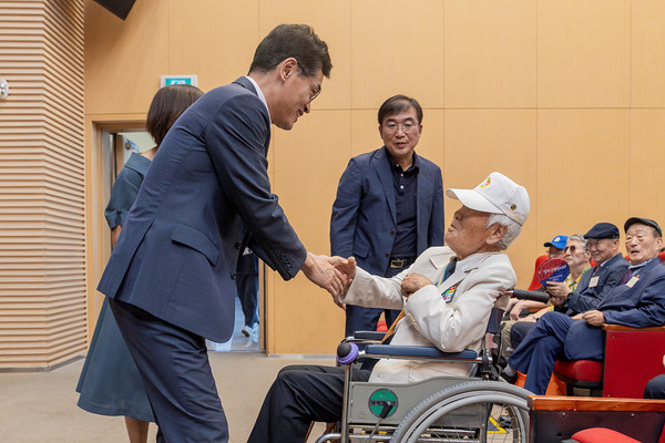 ▲ 보훈가족한마당 행사에서 국가유공자 어르신과 소통하고 있는 이기재 양천구청장.