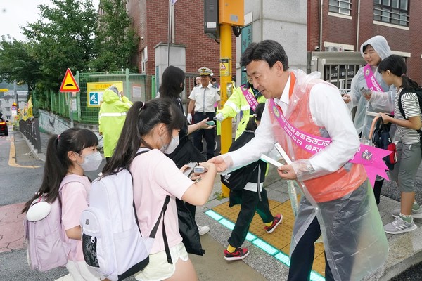 ▲ 방세환 광주시장이 오포초 주변에서 등굣길 교통안전 캠페인을 실시하고 있다.