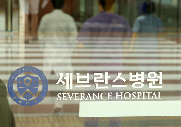▲ 세브란스 병원 교수들이 무기한 휴진에 들어간 지난 6월 27일 서울 서대문구 세브란스 병원에서 의료진들이 지나가고 있다. /뉴시스