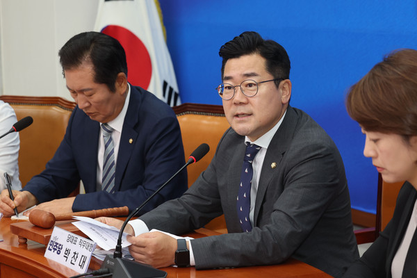 ▲ 최고위원회의 발언하는 박찬대 의원. /뉴시스