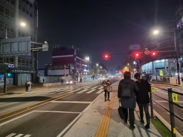 ▲ 서울 개인택시의 강제 휴무제인 부제가 한시 해제된 첫날인 지난 2022년 11월 10일 오후 10시 종로2가 인근은 여전히 심야 택시 잡기가 수월치 않은 모습이었다. /뉴시스