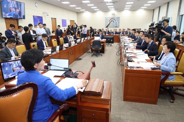 ▲ 의사봉 두드리는 최민희 과방위원장. /뉴시스