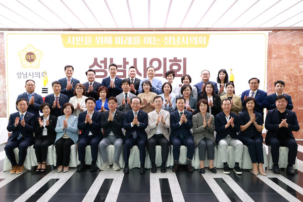 ▲ 기념식 단체사진 촬영 모습.