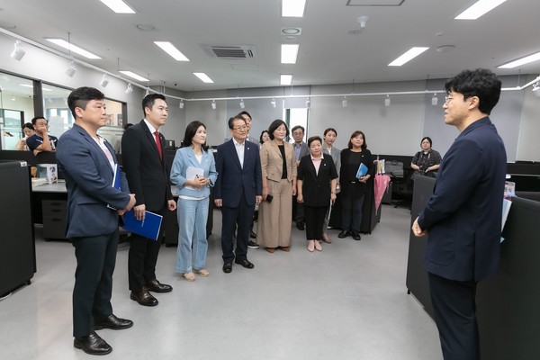 ▲ 부천시의회 재정문화위원회, 한국만화영상진흥원 등 현장 방문 모습.