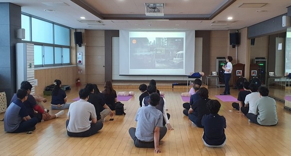 ▲ 근로자 대상 심폐소생술 교육 실시.