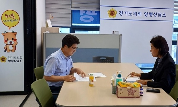 ▲ 박명숙 의원, 양평군 2024년 지방하천 정비사업 논의 가지는 모습.