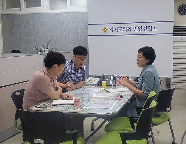 ▲ 이채명 의원, 호계동 우.오수분류식화 사업 진행사항 보고 가지는 보습.