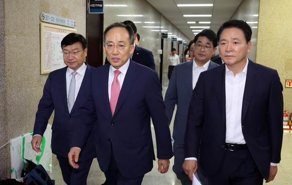 ▲ 원내대책회의 참석하는 추경호 원내대표와 지도부.