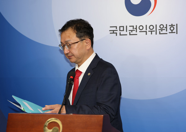 ▲ 정승윤 국민권익위원회 부위원장이 22일 정부세종청사에서 전원위원회 심의·의결 결과를 발표한 뒤 단상을 내려가고 있다. /뉴시스
