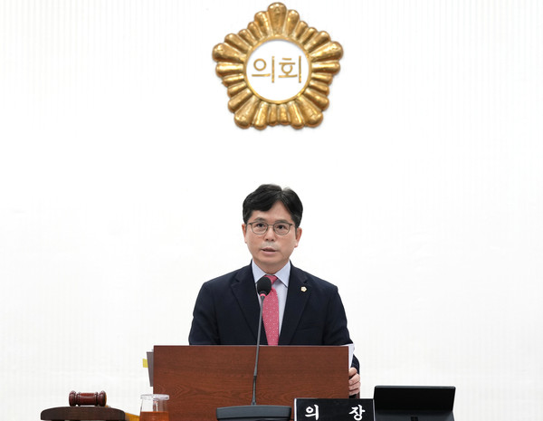 ▲ 금광연 의장이 7월 23일 제9대 후반기 첫 임시회 개회를 선언하고 개회사를 하고 있다.