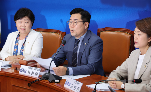 ▲ 박찬대(가운데) 더불어민주당 당 대표 직무대행 겸 원내대표가 24일 오전 서울 여의도 국회에서 열린 최고위원회의에서 발언하고 있다. /뉴시스