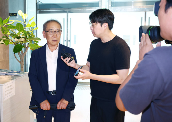 ▲ 임정혁 올바른 의료를 위한 특별위원회(올특위) 공동위원장이 지난 20일 서울 용산구 대한의사협회에서 열린 올특위 4차 회의에 참석하기 앞서 취재진 질문에 답변하고 있다. /뉴시스