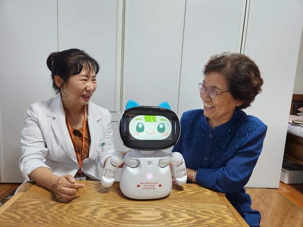▲ 광주시 동부건강센터 AI로봇 홀몸 어르신 통합 건강 돌봄 서비스 제공 모습.