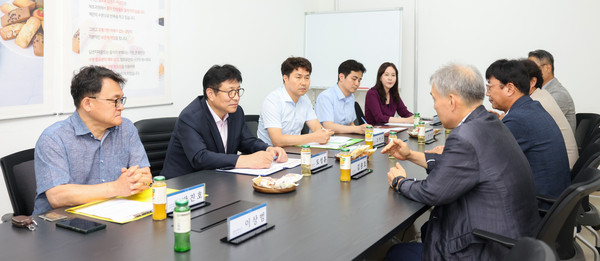 ▲ 도성훈 인천광역시교육감, 관내 기업 찾아 직업계고 취업 활성화 방안 논의 모습.