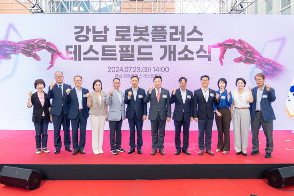 ▲ 기념 촬영하는 강남구의회 의원들(좌측에서 5번째 복진경 부의장).