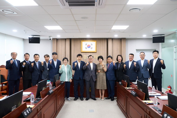▲ 경기도의회 건교위, 11대 후반기 첫 상임위 기념촬영 모습.