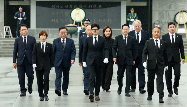 ▲ 한동훈 국민의힘 신임 당대표와 추경호 원내대표를 비롯한 신임지도부가 24일 오전 서울 동작구 국립서울현충원에서 참배를 마치고 이동히고 있다. /뉴시스