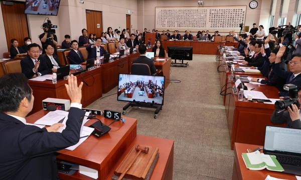 ▲ 정청래 국회 법제사법위원회 위원장이 24일 오전 서울 여의도 국회에서 열린 법제사법위원회 전체회의에서 '한동훈 특검법', '김건희 특검법' 등에 안건에 대한 토론 종결 거수 표결을 하고 있다. /뉴시스