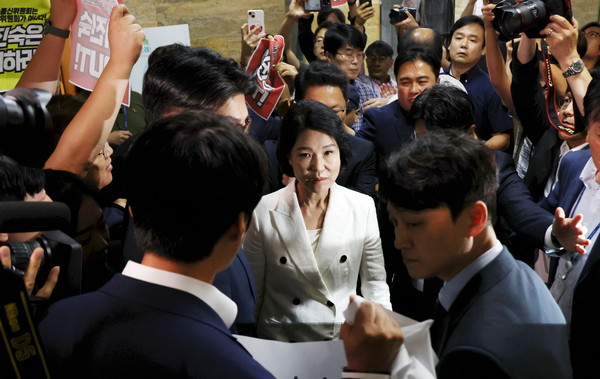 ▲ 이진숙 방송통신위원장 후보자가 24일 서울 여의도 국회에서 열린 제2차 과학기술정보방송통신위원회 인사청문회에 출석하며 야당 의원 및 언론노조 관계자들의 항의를 받고 있다. /뉴시스