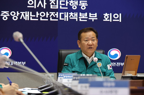 ▲ 이상민 의사 집단행동 중앙재난안전대책본부 2차장(행정안전부 장관)이 지난 4일 오전 서울 종로구 정부서울청사에서 열린 의사 집단행동 중앙재난안전대책본부(중대본) 회의에 참석해 발언하고 있다. /뉴시스