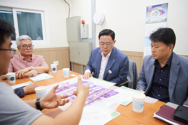 ▲ 강수현 양주시장이 (사)한국장애인녹색재단 그린포리사업단을 찾아 현장 의견을 청취하고 있다.