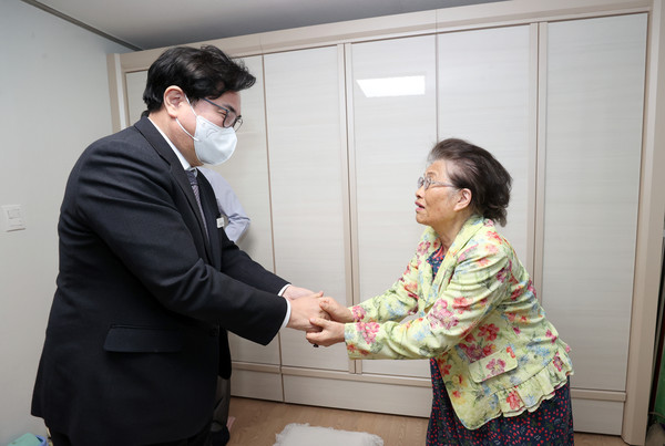▲ 박일하 동작구청장이 ‘동작 동행 네트워크’ 결연가구를 방문해 안부를 묻고 있다.