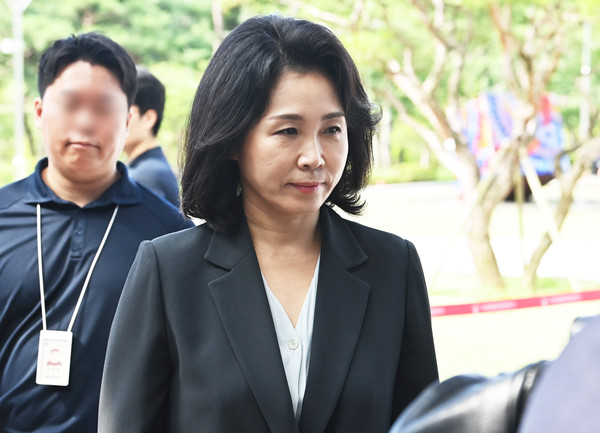 ▲ 공직선거법 위반 혐의로 기소된 더불어민주당 이재명 전 대표의 배우자인 김혜경씨가 25일 경기도 수원시 영통구 수원지방법원에서 열린 공판에 출석하고 있다. /뉴시스