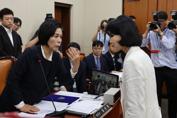 ▲ 인사 안하는 이진숙 불러세운 최민희 과방위원장. /뉴시스