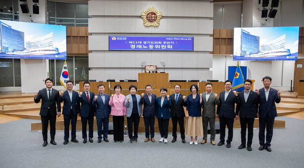 ▲ 경제노동위원회, 제376회 임시회 제1차 상임위원회로 의정활동 시작 단체사진.