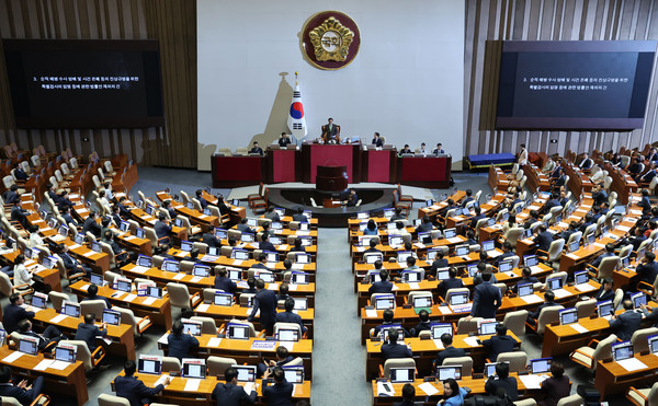 ▲ 25일 오후 서울 여의도 국회에서 열린 제416회 국회(임시회) 제1차 본회의에서 순직 해병 수사 방해 및 사건 은폐 등의 진상규명을 위한 특별검사의 임명 등에 관한 법률안 재의의 건이 부결되고 있다. /뉴시스