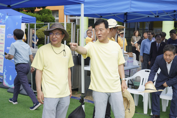 ▲ 이승로 성북구청장이 시설을 둘러보고 있다.