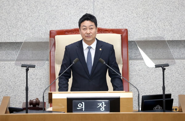 ▲ 김진경 의장, 제376회 임시회 제2차 본회의 개회사 모습.