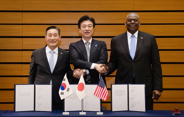 ▲ 신원식 대한민국 국방부 장관, 로이드 J. 오스틴 미국 국방장관, 기하라 미노루 일본 방위성 대신이 기념사진을 촬영하고 있다. /뉴시스