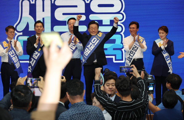 ▲ 충남 당원과 인사하는 이재명 후보. /뉴시스