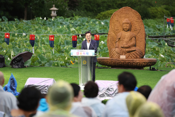 ▲ 김동연 경기도지사가 지난 27일 오후 제22회 봉선사 연꽃축제에서 인사말을 하고 있다. /뉴시스