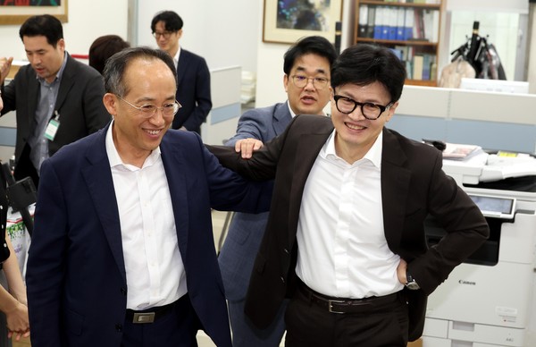 ▲ 한동훈 국민의힘 대표가 26일 오후 서울 여의도 국회 국민의힘 원내행정국을 방문해 무제한토론(필리버스터)으로 비상대기하고 있는 추경호 원내대표와 당 관계자들을 격려하고 있다. /뉴시스