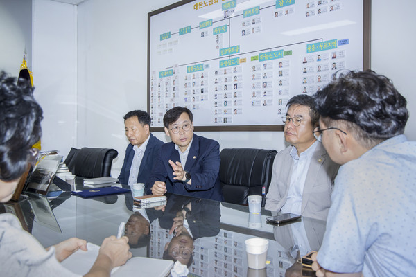 ▲ 인천광역시 중구의회가 대한노인회 인천중구지회를 방문했다.
