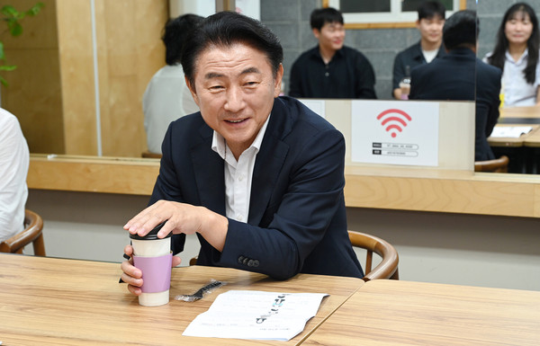 ▲ 김동근 의정부시장이 카페 무지개를 통해 직원들과 소통하고 있다.