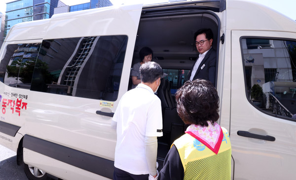▲ 박일하 동작구청장(사진 오른쪽 상단)이 교통약자 이동 편의 증진을 위해 운영 중인 동작복지카를 이용하는 어르신의 탑승을 돕고 있다.