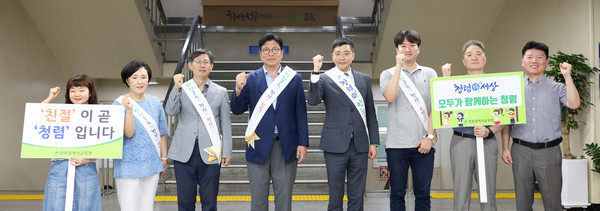 ▲ 도성훈 인천광역시교육감 '하이-파이브' 캠페인 전개 모습.