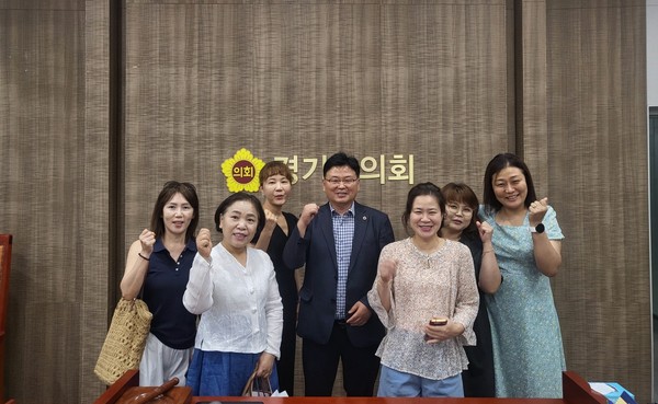 ▲ 성기황 의원, 용호마을 주민들과 의회 견학 진행 사진.