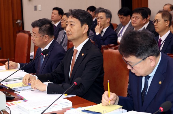 ▲ 안덕근(가운데) 산자부 장관이 29일 오전 서울 여의도 국회에서 열린 산업통상자원중소벤처기업위원회 전체회의에서 의원들의 질의를 듣고 있다. /뉴시스
